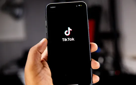 Screen Mirroring TikTok Using Android Phone